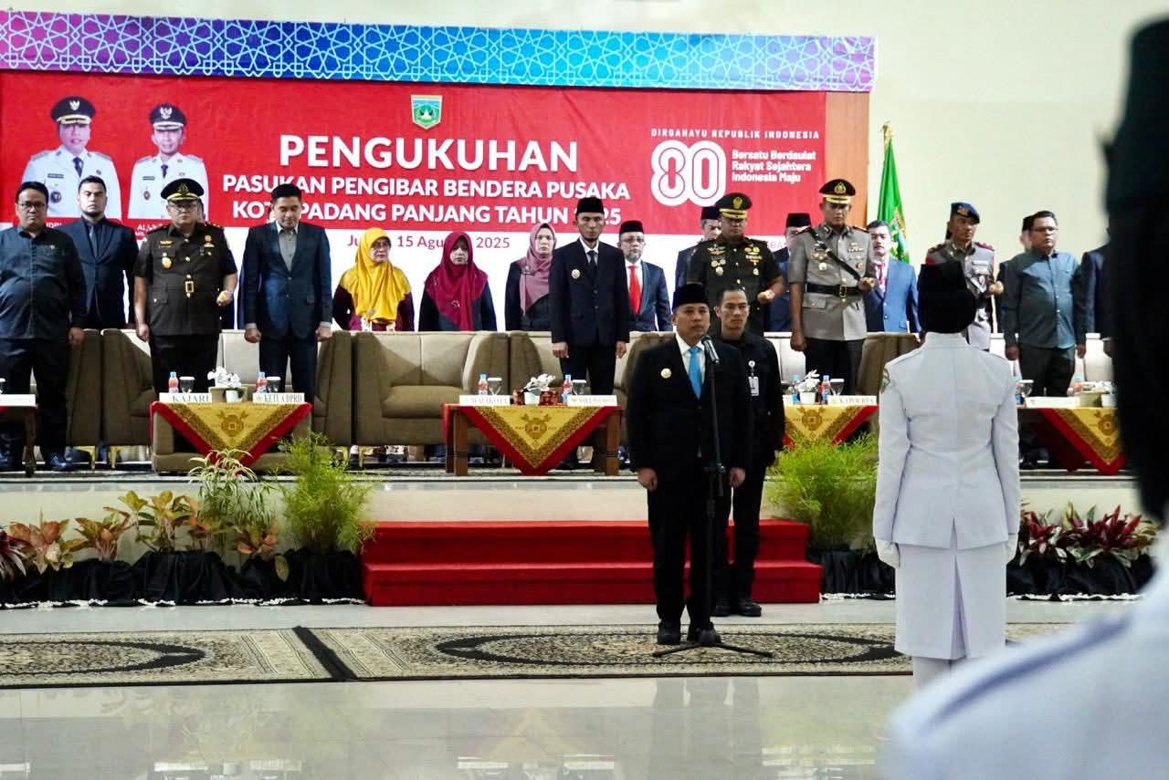 Wako Hendri saat mengukuhkan paskibraka